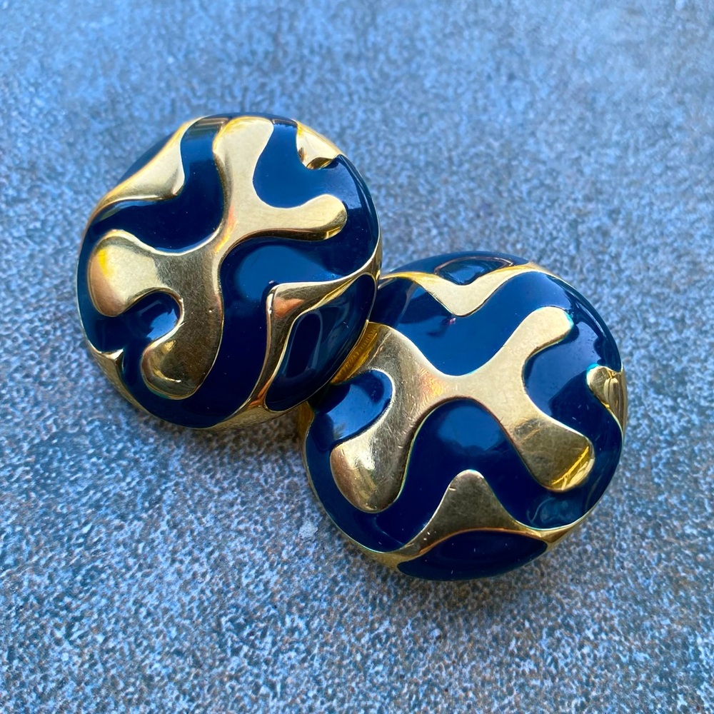 VTG 80s Monet SIGNED gold tone navy enamel Abstract Pierced Round Earrings 1.25”